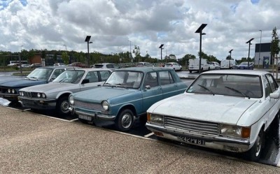Voitures de collection abandonnées sur un parking