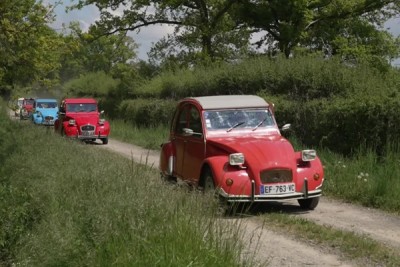 Les mordus de la 2 CV rendent hommage à son créateur
