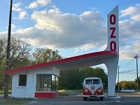 Des passionnés redonnent vie à une station-service abandonnée sur l'ancienne RN 10