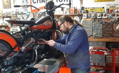 Il est l'un des rares mécaniciens en France à restaurer les Harley-Davidson de collection