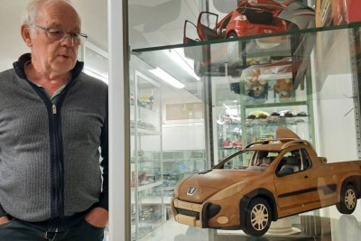 Patrick collectionne plus d'un millier de Peugeot 206