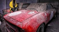 Ils retrouvent des voitures de course classique dans un garage abandonné