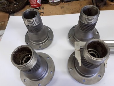 Vend 2 moyeux avant + 2 moyeux arrière en 62 mm + deux tambours de frein et deux flasques