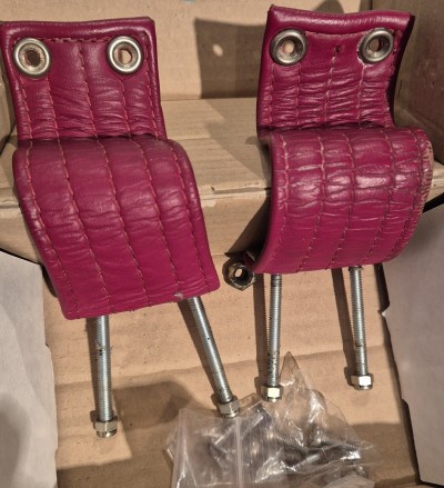 Morgan : 1 kit (1 paire) complet d’arrêts de porte en cuir rouge.